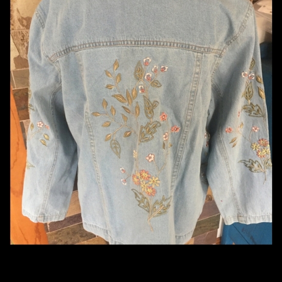 Beautiful Jean Jacket. - Picture 2 of 3